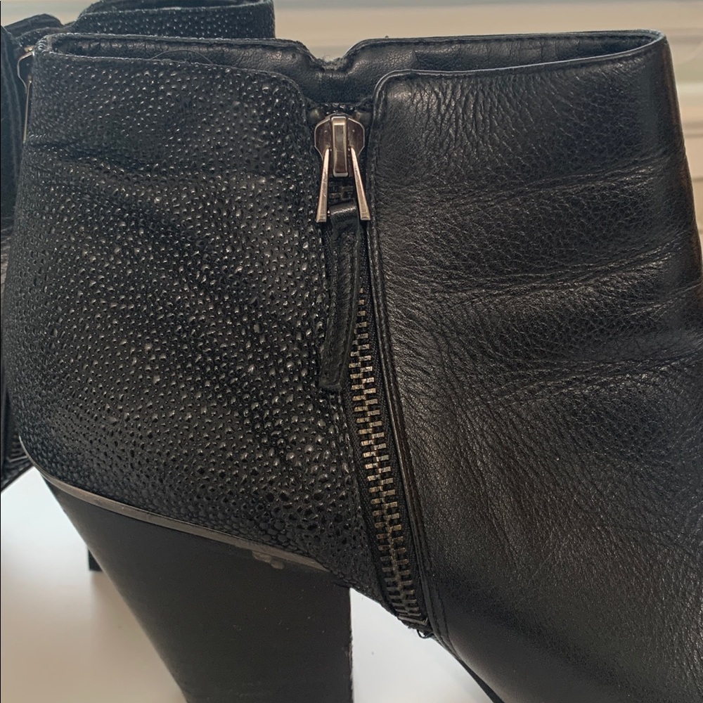 Dolce Vita Black Textured Leather Heeled Bootie Size 10 - Picture 5 of 11